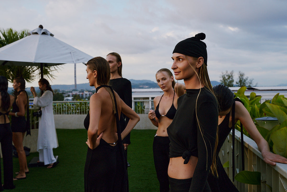 Models together backstage before the presentation.